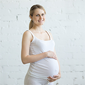 Portrait de jeune femme enceinte à l’intérieur