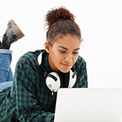 Portrait d'une jeune femme sur son ordinateur