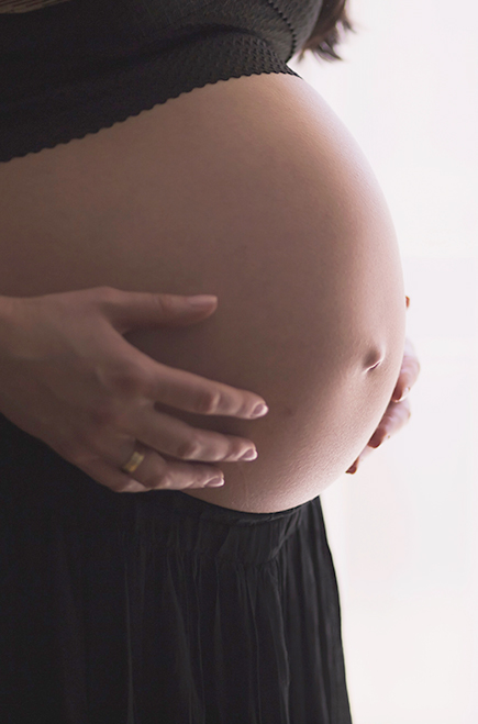 ventre de femme enceinte avec des mains autour du ventre